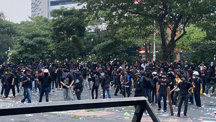 Massa berbaju hitam di tengah di aksi buruh di Semarang, Kamis (1/5/2025).