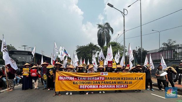 Massa buruh mulai memadati sekitar Kompleks Parlemen, Senayan, Jakarta Pusat, Kamis (1/5/2025). (CNBC Indonesia/Zahwa Madjid) Massa buruh mulai memadati sekitar Kompleks Parlemen, Senayan, Jakarta Pusat, Kamis (1/5/2025). (CNBC Indonesia/Zahwa Madjid)