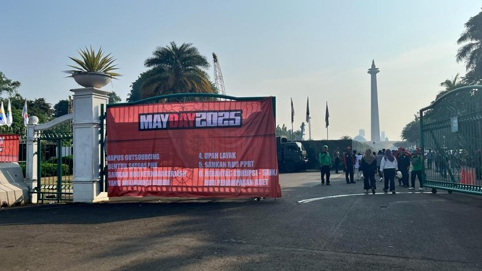 Massa Buruh Mulai Merapat ke Monas