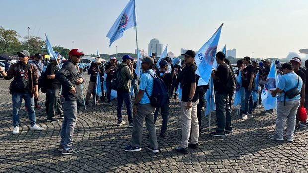 Massa Buruh Mulai Merapat ke Monas