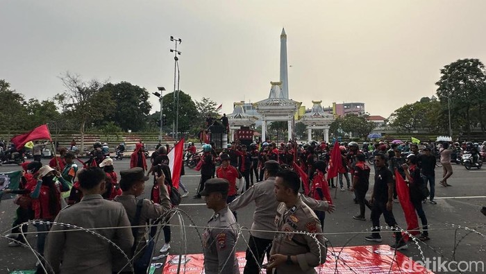 Massa buruh tiba di Kantor Gubernur Jatim, Surabaya.