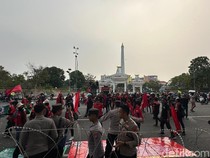 Massa Buruh Mulai Berdatangan di Depan Kantor Gubernur Jatim
