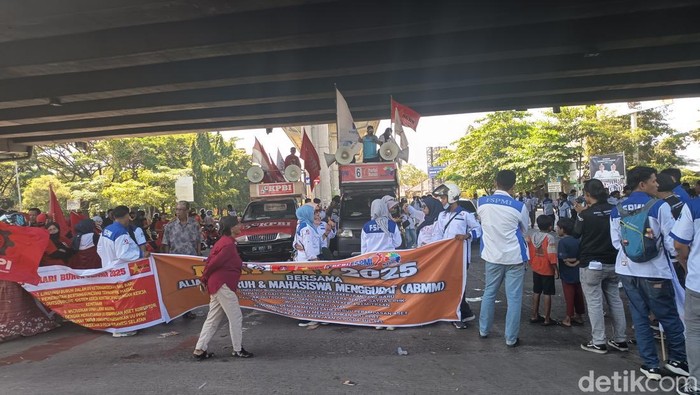 Massa demo Hari Buruh di Flyover Makassar.