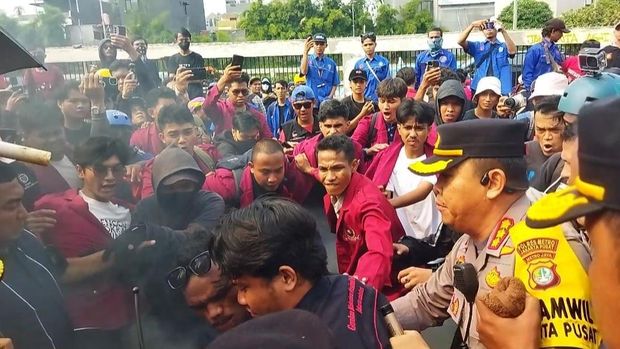 Massa demonstrasi untuk memperingati Hari Buruh Internasional atau May Day sempat membakar ban bekas di depan Gedung DPR.