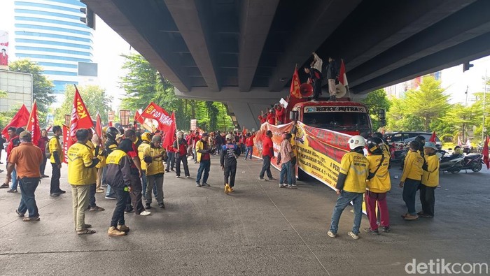 Massa peringati Hari Buruh mulai padati Flyover Makassar.