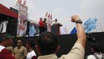 May Day di Monas, Seskab Teddy Jadi Rebutan Foto Bareng