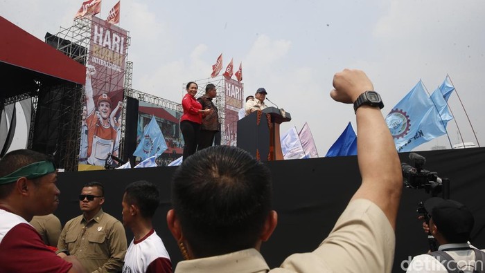 Sekretaris Kabinet (Seskab) Letkol Teddy Indrajaya Wijaya turut hadir mendampingi Presiden Republik Indonesia Prabowo Subianto dalam peringatan Hari Buruh di kawasan Monas, Jakarta, Kamis (1/5/2025). Kehadiran keduanya menjadi perhatian ribuan buruh yang memadati lokasi acara sejak pagi.