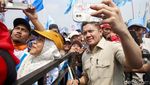 May Day di Monas, Seskab Teddy Jadi Rebutan Foto Bareng
