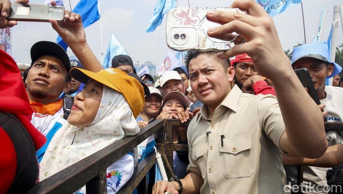 Sekretaris Kabinet (Seskab) Letkol Teddy Indrajaya Wijaya turut hadir mendampingi Presiden Republik Indonesia Prabowo Subianto dalam peringatan Hari Buruh di kawasan Monas, Jakarta, Kamis (1/5/2025). Kehadiran keduanya menjadi perhatian ribuan buruh yang memadati lokasi acara sejak pagi.