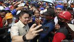 May Day di Monas, Seskab Teddy Jadi Rebutan Foto Bareng