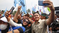 Beberapa buruh bahkan tampak antusias menyapa dan berjabat tangan dengan Teddy. Momen ini menjadi salah satu bentuk interaksi langsung antara pejabat negara dan pekerja, yang jarang terlihat di acara-acara resmi kenegaraan.