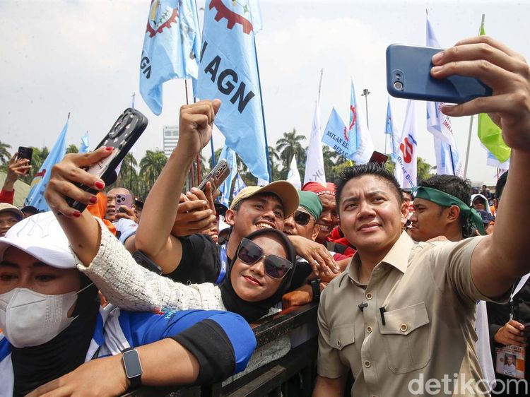 May Day di Monas, Seskab Teddy Jadi Rebutan Foto Bareng
