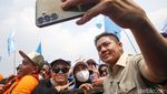 May Day di Monas, Seskab Teddy Jadi Rebutan Foto Bareng