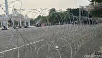 Kawat berduri dipasang di kantor Gubernur Jatim (Foto: Faiq Azmi)
