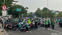 Buruh yang sudah sampai di kantor Gubernur dan menunggu massa buruh yang lain (Foto: Faiq Azmi)