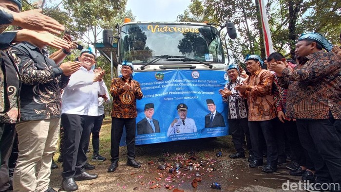 Menteri Desa dan Pembangunan Daerah Tertinggal (Mendes PDT), Yandri Susanto dan Menteri Perdagangan (Mendag), Budi Santoso melepas ekspor produk gula semut asal Desa Langgongsari, Kecamatan Cilongok, Kabupaten Banyumas, Kamis (1/5/2025).
