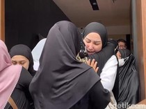 Tangis Mona Ratuliu di Rumah Duka, Ayah Meninggal Dunia