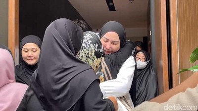Wajah Sembap Mona Ratuliu saat Antarkan Jenazah Ayah ke Pemakaman