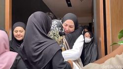 Mona Ratuliu Antar Kepergian Ayah ke Tempat Peristirahatan Terakhir Mona Ratuliu Antar Kepergian Ayah ke Tempat Peristirahatan Terakhir
