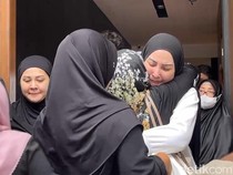 Wajah Sembap Mona Ratuliu saat Antarkan Jenazah Ayah ke Pemakaman