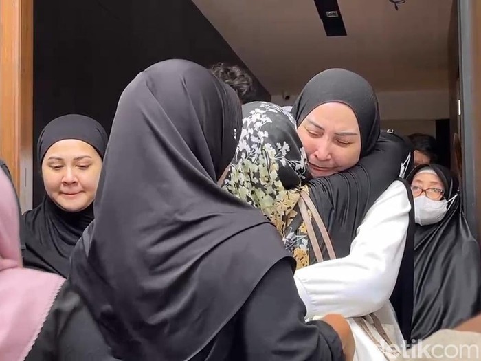 Mona Ratuliu berduka ayah meninggal dunia.