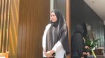 Wajah Sembap Mona Ratuliu saat Antarkan Jenazah Ayah ke Pemakaman