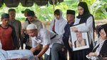 Wajah Sembap Mona Ratuliu saat Antarkan Jenazah Ayah ke Pemakaman