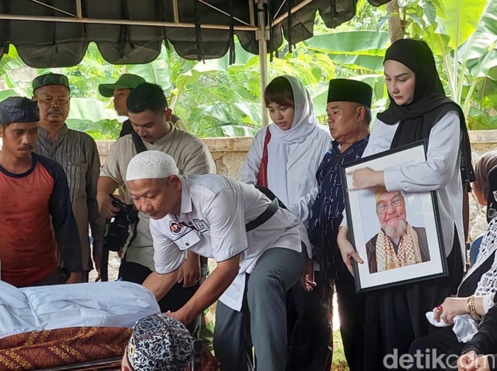 Mona Ratuliu berduka ayah meninggal dunia.