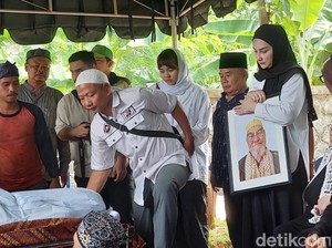 Mona Ratuliu Kenang Mendiang Ayah Sosok Religius, Meninggal Usai Berwudu