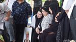 Wajah Sembap Mona Ratuliu saat Antarkan Jenazah Ayah ke Pemakaman