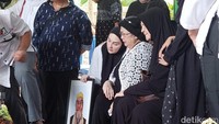 Keluarga dan Mona Ratuliu saling menguatkan menerima dan mengantarkan H. Albert F. Ratuliu bin CE Ratuliu ke tempat peristirahatan abadinya. Foto: Febri/detikcom