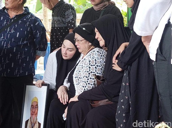 Mona Ratuliu Mona Ratuliu berduka ayah meninggal dunia.