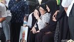 Wajah Sembap Mona Ratuliu saat Antarkan Jenazah Ayah ke Pemakaman