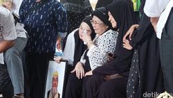Mona Ratuliu Antar Kepergian Ayah ke Tempat Peristirahatan Terakhir
