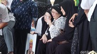 Istri Indra Brasco itu terlihat bersandar dengan keluarga. Keluarga yang datang juga menangis di momen pemakaman itu. Foto: Febri/detikcom