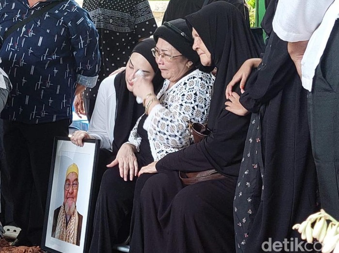 Mona Ratuliu berduka ayah meninggal dunia.