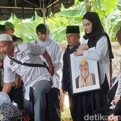 Mona Ratuliu Antar Kepergian Ayah ke Tempat Peristirahatan Terakhir