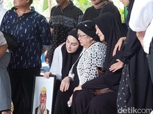 Kenangan Mona Ratuliu soal Sosok Ayah: Selalu Salat Tepat Waktu