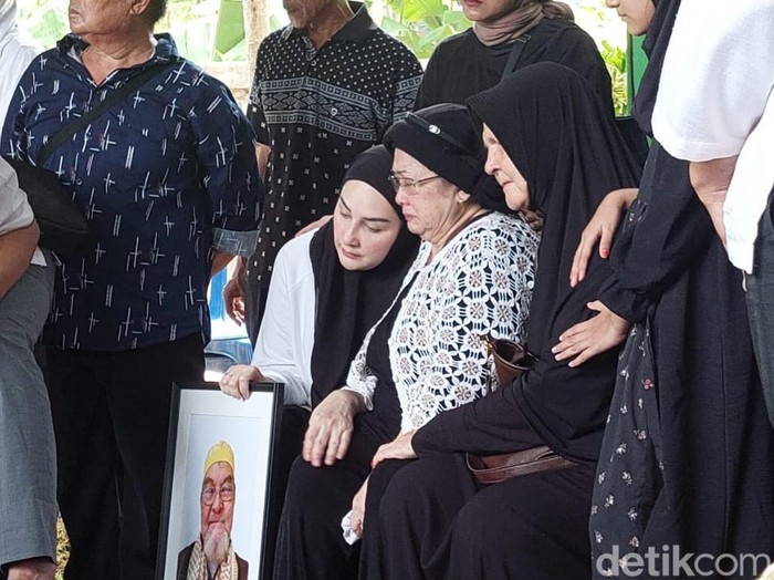 Mona Ratuliu Antar Kepergian Ayah ke Tempat Peristirahatan Terakhir Mona Ratuliu Antar Kepergian Ayah ke Tempat Peristirahatan Terakhir hari ini.