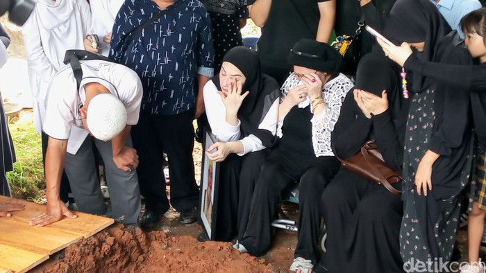 Mona Ratuliu Antar Kepergian Ayah ke Tempat Peristirahatan Terakhir