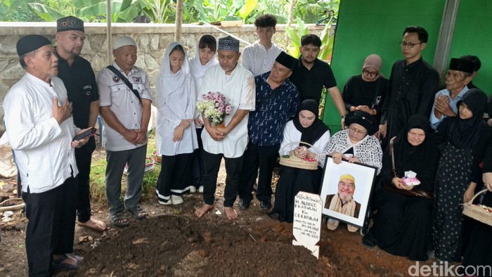 Mona Ratuliu Antar Kepergian Ayah ke Tempat Peristirahatan Terakhir