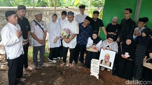 Ini suasana pemakaman Albert F Ratuliu di TPU Jeruk Purut, Cilandak, Jakarta Selatan.