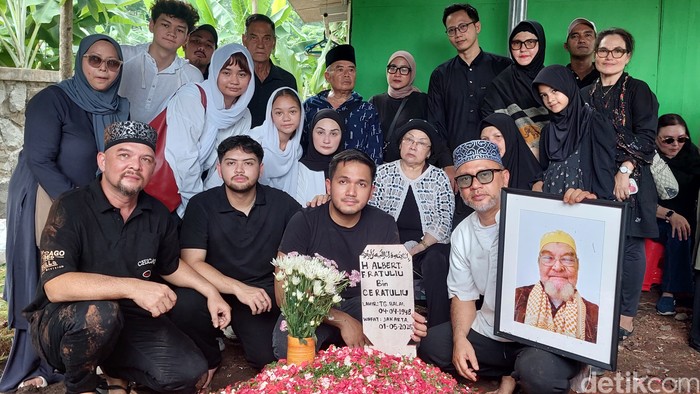 Mona Ratuliu Antar Kepergian Ayah ke Tempat Peristirahatan Terakhir