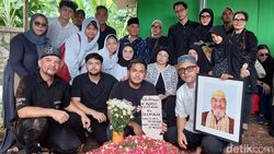 Mona Ratuliu Antar Kepergian Ayah ke Tempat Peristirahatan Terakhir