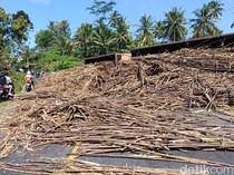 Truk Muat Tebu Terguling, Muatannya Tutup Jalur Blitar-Malang