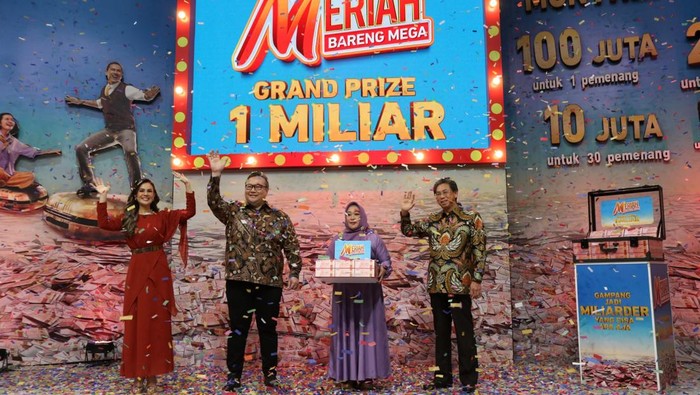 Bank Mega kembali menunjukkan komitmennya dalam memberikan apresiasi kepada nasabah setia melalui Program Meriah Bareng Mega bertajuk “Gampang Jadi Miliader Yang Bisa Apa Saja”. Dalam program ini, nasabah dari Bank Mega KCP Bontang berhasil meraih Grand Prize berupa uang tunai senilai Rp1 miliar. Hadiah tersebut diserahkan langsung oleh Direktur Utama Bank Mega, Kostaman Thayib, didampingi Retail Product Management Head Bank Mega, Hersen, dalam sebuah seremoni di Jakarta.