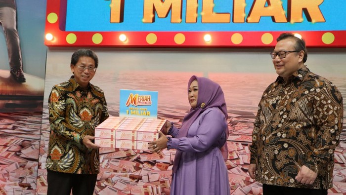 Bank Mega kembali menunjukkan komitmennya dalam memberikan apresiasi kepada pengguna setia melalui Program Meriah Bareng Mega berjudul “Gampang Jadi Miliader nan Bisa Apa Saja”. Dalam program ini, pengguna dari Bank Mega KCP Bontang sukses meraih Grand Prize berupa duit tunai senilai Rp1 miliar. Hadiah tersebut diserahkan langsung oleh Direktur Utama Bank Mega, Kostaman Thayib, didampingi Retail Product Management Head Bank Mega, Hersen, dalam sebuah seremoni di Jakarta.