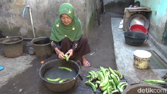 Nenek Satumi penjual kripik pisang di Lumajang naik haji di usia 95 tahun