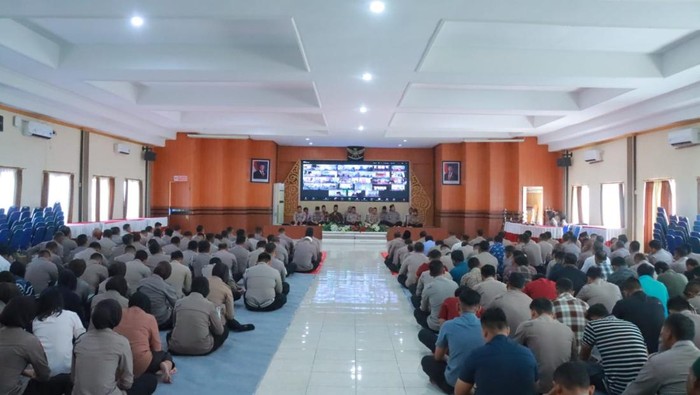 Kegiatan doa bersama yang dilakukan di Mapolres Klaten, Kamis (1/5/2025).