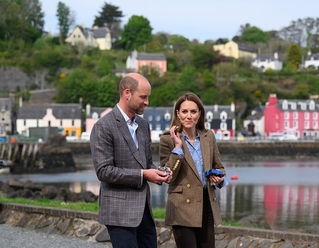 Pada tanggal April 2025, Kate Middleton dan suaminya mengunjungi kota Tobermory di Pulau Mull. Menariknya, kunjungan mereka bertepatan dengan ulang tahun pernikahan mereka ke-14. Saat bertemu dengan warga setempat, Kate menampilkan gaya busana korporat yang elegan dengan celana jins slim-fit Massimo Dutti, sepatu bot hiking cokelat bertali, rok chambray Boden, dan jaket double-breasted Holland Cooper berbahan tweed herringbone. Meskipun dari luar pilihan busananya relatif sederhana untuk seorang bangsawan, ia tetap mengenakan jam tangan Cartier Ballon Bleu. Foto: Karwai Tang/WireImage